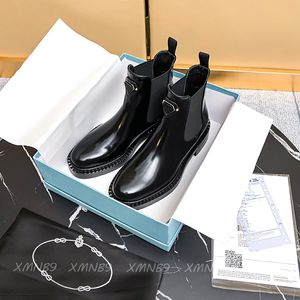 Triángulo Diseñador Botas de invierno Mujeres Chelsea Bota corta Lujos Moda Británico Cuero brillante Fondo plano Martin-Botas Zapatos casuales