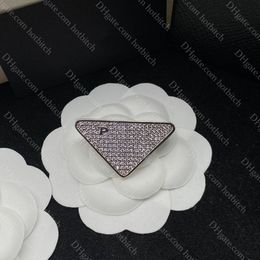 Broches triangulaires en diamant pour femmes, épingles à revers, Badge de lettre de luxe, broche de styliste, bijoux avec boîte-cadeau