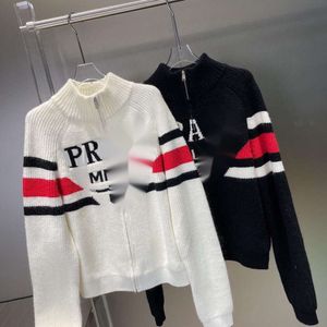 Triangle Knitwear Designer PRA Top Quality P Luxury Fashion Classic Style rouge Red Blanc Black Contrast Lettre Jacquard Half Neck Tridigy Cardigan Coat Tempérament