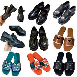 Pantoufles en cuir Triangle Sandales de créateurs de luxe Chaussures à plateforme pour femmes Mocassins confortables et respirants Nouvelles chaussures décontractées en cuir verni Appartements d'extérieur