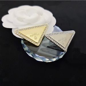 Broche de letras de triángulo con sello Cristal Triángulo Broches de letra especial Broches traje Pin joyería de moda