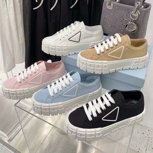 Diseñador zapatos casuales para mujeres Men Triángulo Logotipo de doble rueda Plataforma de nylon zapatillas de nylon para zapatillas de deporte blancas Triple fondo de lujo de lujo bajo de gabardina 35-41