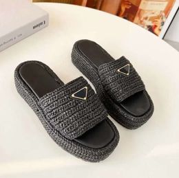 Triangle Logo Raffian Flatform Sandals Kleur Natuurlijk Een slanke verfijnde textuur van geweven raffian geeft van deze sandalen met flatform sole geëmailleerd metaal 612788