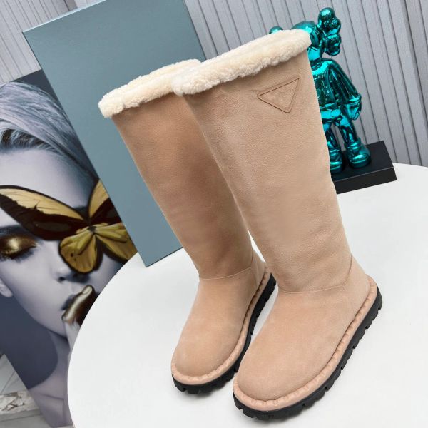 Botas de nieve hasta la rodilla de gamuza con logo triangular, piel de becerro, botines de esquí para nieve, pisos, botas de invierno de moda para mujer, punta redonda, zapatos de fábrica de diseñador de lujo con caja