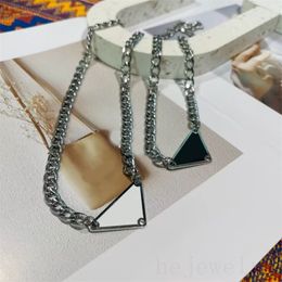 Collier de luxe Triangle Love Designer Collier pendentif pour hommes à la mode plaqué argent chaînes à maillons triangulaires bijoux de shopping en plein air délicat ZB011 B4