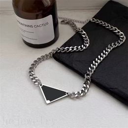 Driehoek mannen ketting letter designer ketting moderne stijl emaille mannen esthetische symbole Cubaanse link tag klassieke iconische punk hanger ketting ins ZB011 B4