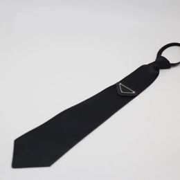 Triangle cravate mens bolo cravate designer de luxe cravate prad homme adolescent vêtements formels luxe mini dames bracelet en cuir mode noir cravate PJ046 Q2 pr