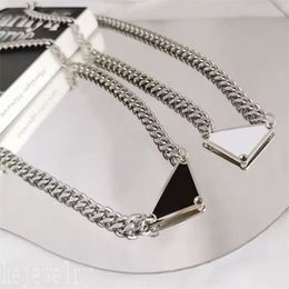 Triangle pendentif luxe hommes collier femmes pour femmes à la mode plaqué argent métal noir étiquette émail simple moderne chaînes cubaines bijoux colliers de créateurs ZB011 E23