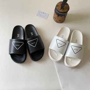 Triángulo de goma Man Sandal Sandalia Famosa Mujer Mujer Luxurys Slupers Summer Outming Slides planos Flavk Loafer Slide Fashion Fashion Sandales