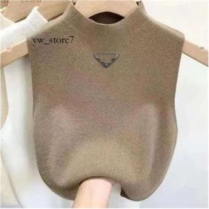 Triangle Summer Short Designer Cabille femme Vetet Womens Knit Shirt Sexy Top Base Shirt Light Thin LETTRE BRODERIE POUR LA FEU VIET TOP 2502