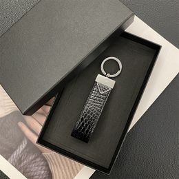 Diseñador de diseño triangular Keychains para hombres Llaves de llaves de llaves de llaves de llavero accesorios de llave de llave colgante de cuero real con destornillador
