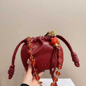 Diseñador de cadena de acrílico Luckybags Mujeres Mini bolsos Bolso de cubo Bolso tejido Bolso de cuero Nube Cowhorn Bag Girl 230915