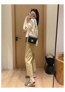 Triomphes vrouw handtas designer tas crossbody tassen EK0122 getextureerd geborsteld gelaagd corduroy shirt met lange mouwen voor dames vroege lente 2024 nieuwe losse kraag