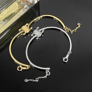 Triumphal Arch Celi Gold Bracelet Girls Instagram Design met een klein publiek eindlicht voortreffelijk handstuk