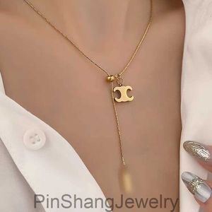 Arc de triomphe tirant haut de gamme polyvalent léger luxe à la mode en or 18 carats collier en acier titane femmes chaîne de clavicule simple