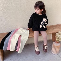 Pantalons 2023 Ins automne hiver enfants filles pantalons peau épaissie couleur unie chaud enfant Leggings taille élastique bébé fille