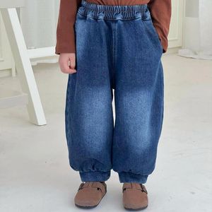 Broeken Kinderbroeken Koreaanse kinderkleding Winter Jongens Meisjes Jeans Veelzijdig Fluwelen Elastische taille 2024 Zakplooi