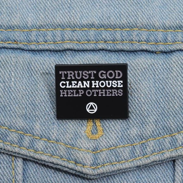 Trust God Clean House ayuda a otros alfileres esmaltados creativo broche cuadrado sombrero mochila ropa joyería decorativa solapa insignia regalo