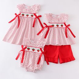 T -shirts Girlymax Spring Summber Babymeisjes Boutiek Boetiek Kinderkleding Dots Melk Zijzilomes Smocked Strawberry Jurk Romper Shorts Set 230519