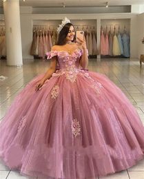 Tule jurk bal roze glitter quinceanera jurken 3d bloemige bloemen van de schouderapliques prinses sweet 15 16 jurk prom afstuderen