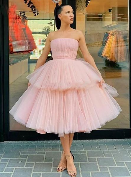 Tulle Short Pink Homecoming Vestidos Capa con gradas Sin tirantes Cuello de barco Hasta el té Vestidos de fiesta de graduación por la noche Cremallera Volver Mini una línea Vestido de fiesta M155