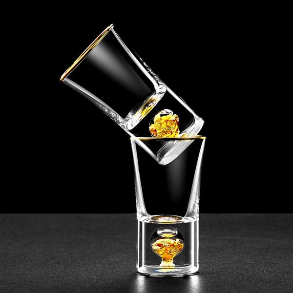 Gobelets Crystal Gild Built In 24K Gold Leaf Sake Liquor S Distributeur de verre Vodka Spirit Sheezer Petits verres à vin Strong Drink Cup 230413