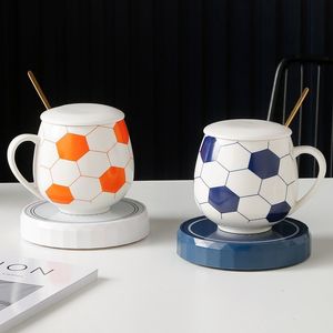 Vasos Caja de regalo taza de fútbol cuchara de café de cerámica con tapa bebida llena de té caliente regalo de Navidad 230531