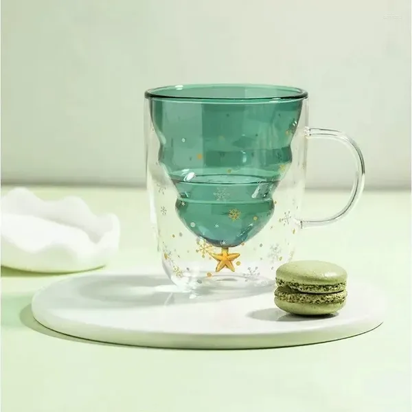 Gobelers manipuler l'eau en verre tasse de lait de lait