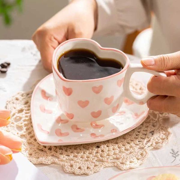 Gobelers nouveauté peint à la main tasse de tasse de coeur créatif manche à eau tasse en céramique lait célèbre rose rose faim-petit-petit-petit-déjeuner à la main h240506