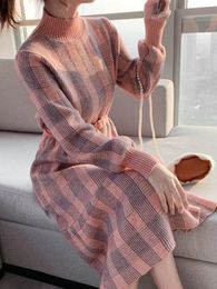 Vestidos de camisola de gola alta para mulher outono inverno rosa xadrez magro midi vestidos coreano elegante babados vestido de malha primer 240109