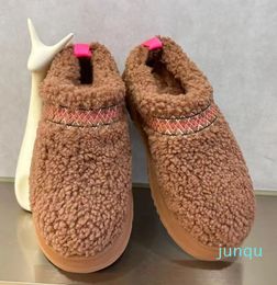Tuts – pantoufles moelleuses pour femmes, bottes pour femmes portant des chaussures à plateforme unique en fourrure d'agneau 2023 avec pantoufles à tête de chignon surélevée