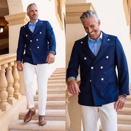 Tuxedos Blue Peaked 2 stuks Navy Wedding Classic Rapel Rapel Double Breasted Pockets Passen Coat Witte broek Mode Formele prom ocns op maat gemaakt voortreffelijk