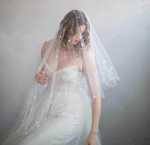 Takjes Hoge kwaliteit Bruidsluiers met Cut Edge Vingertop Lengte Parels Twee Lagen Tule Elegante Hotseling Bruiloft Bridal Sluieren # V031