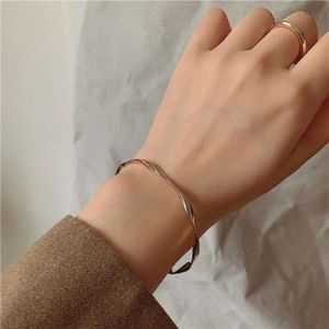 Twisted Simple Fashionable pour les femmes haut de gamme, un nouveau design Instagram à la mode et des créneaux, des copines avec un bracelet de style cool