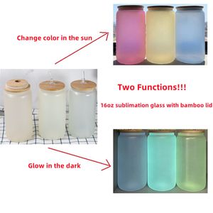 Dos funciones El vidrio de sublimación de 16 oz puede brillar en la oscuridad Vidrio UV Cambio de color Vaso de vidrio Vasos para beber con tapa de bambú y pajita reutilizable