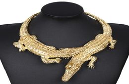 Collier exagéré à deux crocodiles à tête