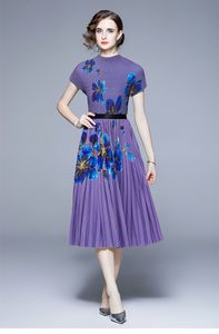 Vestido de dos piezas 2023 Conjunto de dos piezas elegante para mujer Moda Otoño Estampado de flores púrpura Tops de manga corta elásticos Cintura elástica Traje de falda plisada por debajo de la rodilla