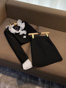 Vestido de dos piezas 2023 Verano Negro Contraste Color Volantes Conjuntos de vestido de dos piezas Manga larga Con cuello en V Abrigo con paneles Falda corta Trajes Conjunto O3L010103