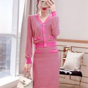 Robe en deux pièces Automne à rayures roses à rayures Rose Ensembles de piste de piste pour femmes Vneck à manches longues Pull MIDIRS MIDI MIDI Set 220906