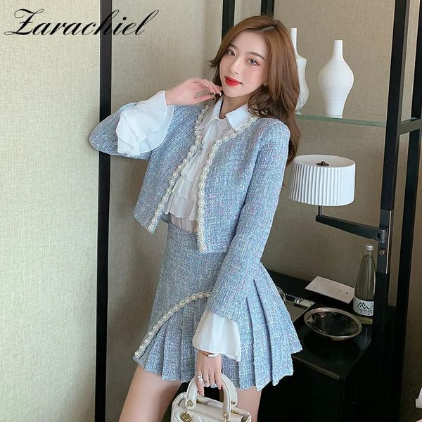 Robe de deux pièces automne hiver perles bleu tweed 3 ensemble femmes perles veste courte manteau volants chemise en mousseline de soie blanche mini jupe plissée costume 231218