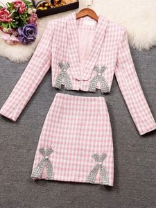 Robe de deux pièces automne hiver petit parfum pied-de-poule tweed 2 pièces ensembles femmes diamants arc veste courte manteau mini jupe costumes en laine 231215