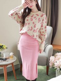 Tweedelige jurk herfst winter Zuid-Korea luipaardpatroon trui split roze middenlengte wrap hippe gebreide rok set dames 2-delig 230920