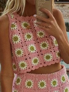 Robe de deux pièces Boho Pink Sun Flower Plaid Hand Crochet Crop Top Sans manches chars Femmes Laçage Bandage Bandage Mini Jupe courte 2 pièces Set 230509