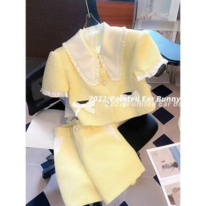 Tweedelige jurk Crop Bow Design Sense Top Tweed vest Geel Doll Shirt Rokken Shorts Sets Sexy tweedelige set Damesjassen met korte mouwen 231026