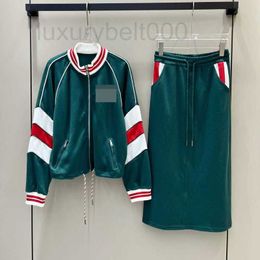 Diseñador de vestido de dos piezas 2023 Otoño / Invierno Nuevo conjunto de deportes Estilo de moda para mujer Moda cómoda Diseño de color de contraste casual 1TF3