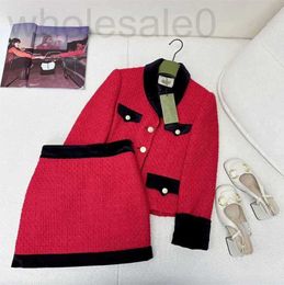 Diseñador de vestidos de dos piezas 2024 Principios de primavera Nuevo Nanyou Guc Terciopelo rojo Borde de contraste Abrigo de punto + Conjunto de falda envolvente a la cadera KX55