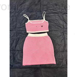 Tweedelige kledingontwerper 24 Zomer Nieuw product Pink Pink Stripe Sling Half Set Set voor vrouwen 9AUE