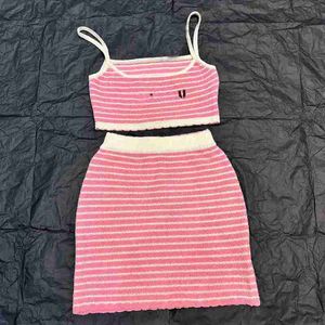 Tweedelige kledingontwerper 24 Zomer Nieuw product Pink Pink Stripe Sling Half rokset voor vrouwen K9PP
