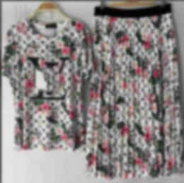 Vestido de dos piezas Marca de diseñador L V Primavera y verano Nueva media falda Conjunto de dos piezas de manga corta Nicho Luz Lujo Estampado de moda Conjunto completo antiguo para mujeres MWD5