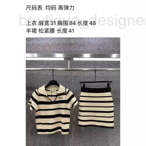 Tweedelige kledingontwerpermerk Miu Home Shenzhen Nanyou High End Europese dameskleding Spring Stripe Knitwear Top Wrapped Hip Half Set Set voor vrouwen 4l1p